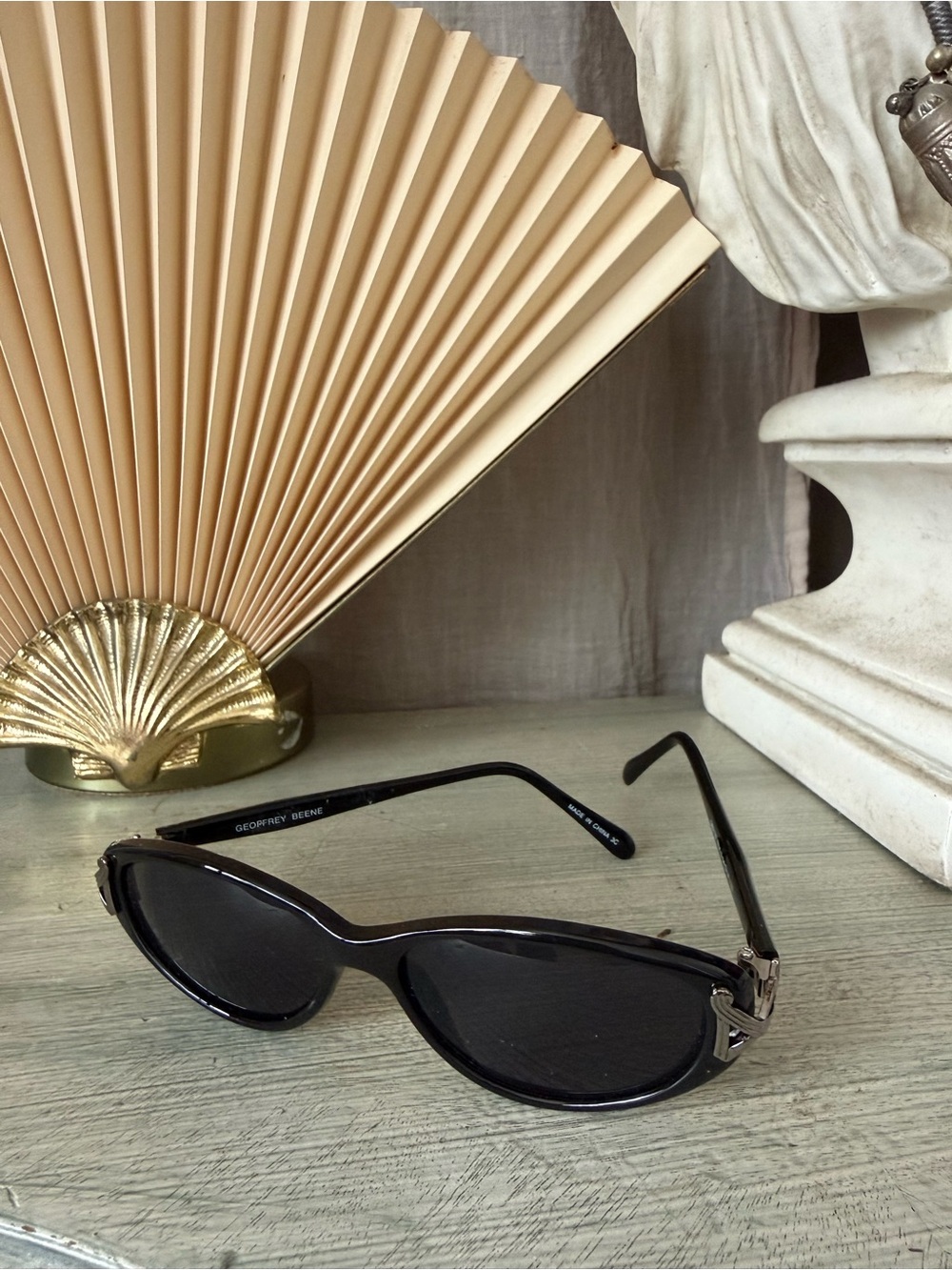 Geoffrey Beene black oval sunglasses slight cat eye shape like Like triomphe